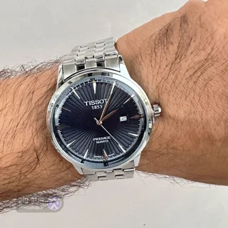 نمای زاویه‌دار ساعت Tissot Presage مردانه صفحه مشکی با بند استیل نقره‌ای